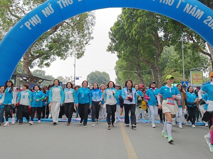 Gần 800 người tham gia Giải đi bộ "Phụ nữ Thủ đô khỏe - đẹp" năm 2024- Ảnh 1.