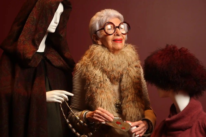 Iris Apfel - nhà thiết kế, biểu tượng thời trang người Mỹ, qua đời ở tuổi 102- Ảnh 3.