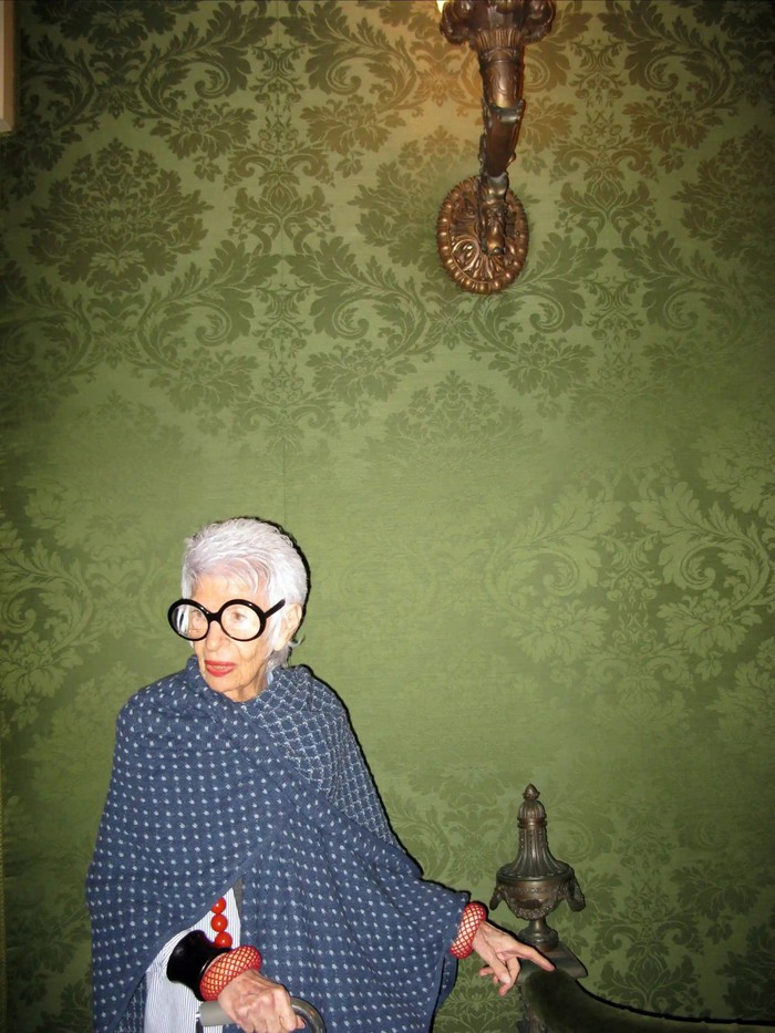 Iris Apfel - nhà thiết kế, biểu tượng thời trang người Mỹ, qua đời ở tuổi 102- Ảnh 4.