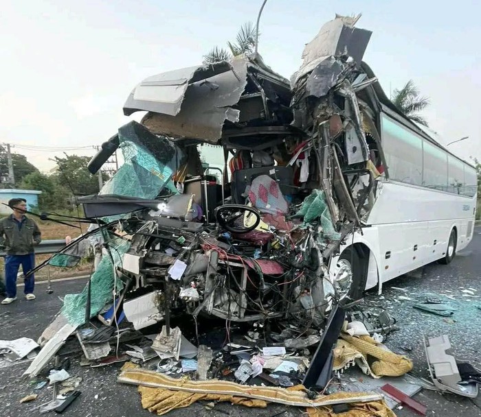 Xe khách bị xé toạc sau cú tông kinh hoàng, 1 người chết, 12 người bị thương - Ảnh 2.