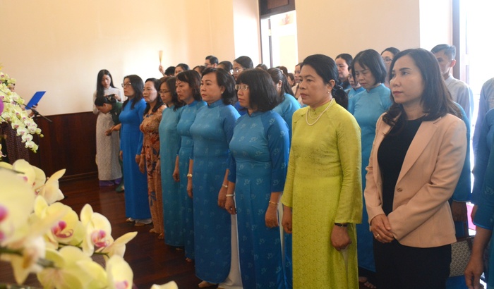 Đoàn đại biểu phụ nữ dâng hương, dâng hoa tưởng nhớ Chủ tịch Hồ Chí Minh- Ảnh 1.