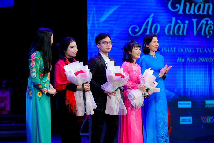 Lãnh đạo Hội LHPN Việt Nam tặng hoa, kỷ niệm chương của chương trình cho đạo diễn Đỗ Bảo Ngọc