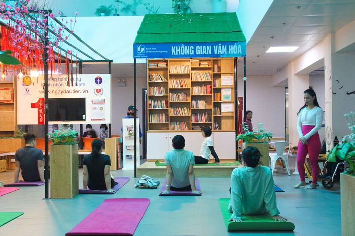 Dẹp quán cà phê để mở lớp học yoga cho bệnh nhân - Ảnh 1.
