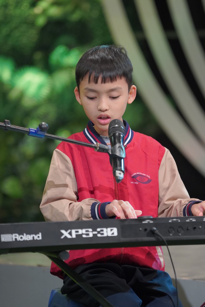 Cậu bé Hoàng Minh tự đàn và hát khi làm khách mời chương trình truyền hình chủ đề &quot;Điểm tựa bình yên&quot;