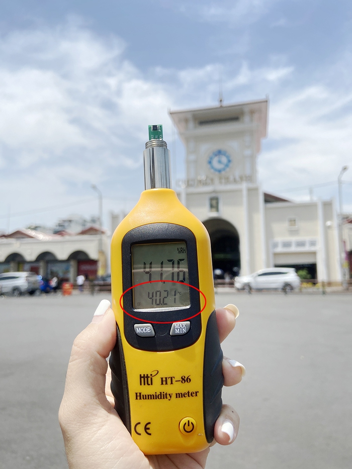 Phát hoảng với nhiệt độ thực tế ngoài trời ở TP.HCM, giữa trưa tia UV cao nhất ở mức rất nguy hại- Ảnh 1.
