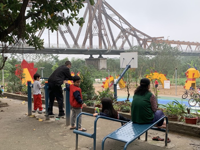 Nghịch lý công viên Hà Nội: Sân chơi cộng đồng đầy ý nghĩa bên cầu Long Biên - Ảnh 1.