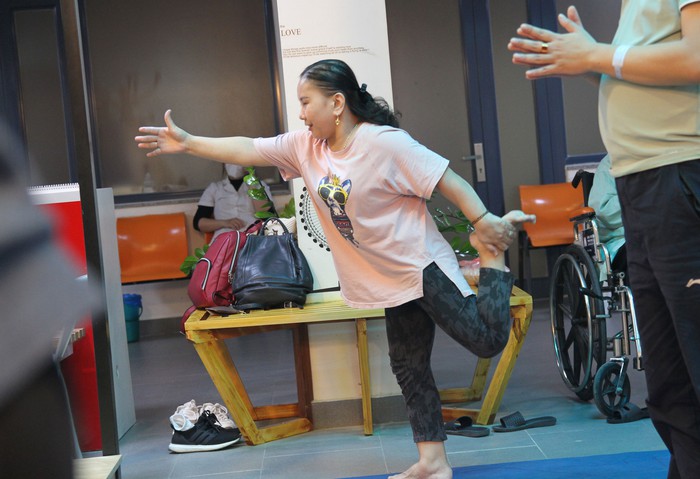 Dẹp quán cà phê để mở lớp học yoga cho bệnh nhân - Ảnh 4.