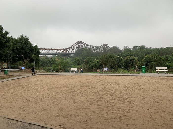 Nghịch lý công viên Hà Nội: Sân chơi cộng đồng đầy ý nghĩa bên cầu Long Biên - Ảnh 3.