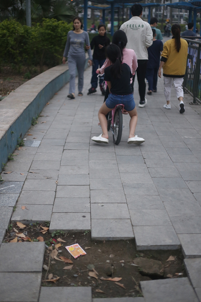 Nghịch lý công viên Hà Nội: Công viên Thiên văn học đẹp nhưng nhà vệ sinh đầy ám ảnh - Ảnh 14.