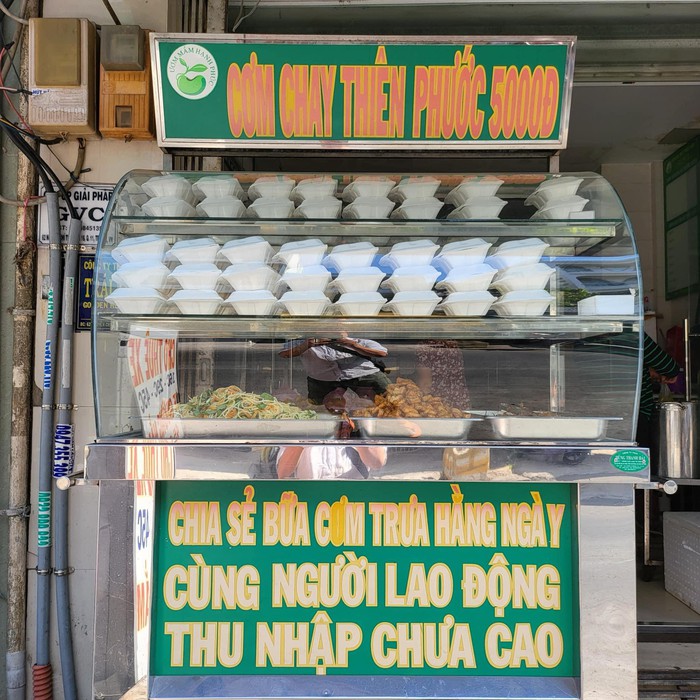 Bức ảnh chị ve chai mang bao gạo và chai dầu ăn tặng quán cơm từng cứu đói mình: Chia sẻ bất ngờ từ anh chủ quán - Ảnh 2.