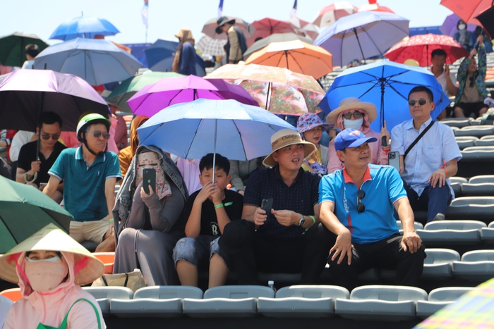 Người dân Bình Định và du khách “che chắn đủ kiểu” đi xem đua mô tô nước giữa trưa nắng- Ảnh 6.