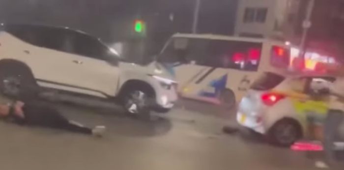 Hà Nội: Ô tô hất văng xe máy dừng chờ đèn đỏ, hai người bị thương nặng- Ảnh 1.