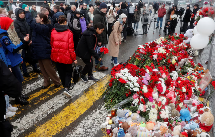 Chùm ảnh: Người dân Nga đau buồn tưởng niệm các nạn nhân vụ khủng bố và lời kể ám ảnh của người sống sót- Ảnh 3.