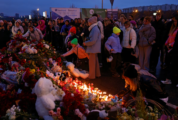 Chùm ảnh: Người dân Nga đau buồn tưởng niệm các nạn nhân vụ khủng bố và lời kể ám ảnh của người sống sót- Ảnh 4.