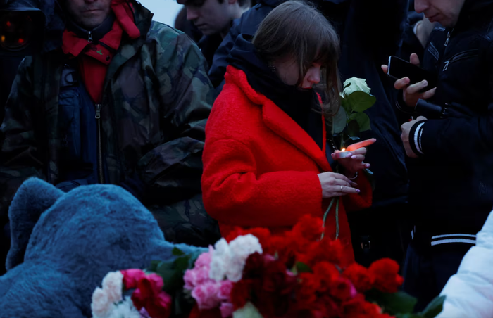 Chùm ảnh: Người dân Nga đau buồn tưởng niệm các nạn nhân vụ khủng bố và lời kể ám ảnh của người sống sót- Ảnh 6.