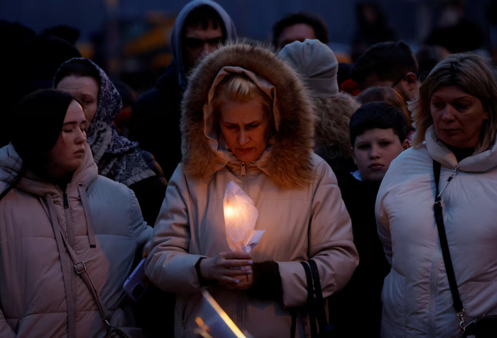 Chùm ảnh: Người dân Nga đau buồn tưởng niệm các nạn nhân vụ khủng bố và lời kể ám ảnh của người sống sót- Ảnh 1.