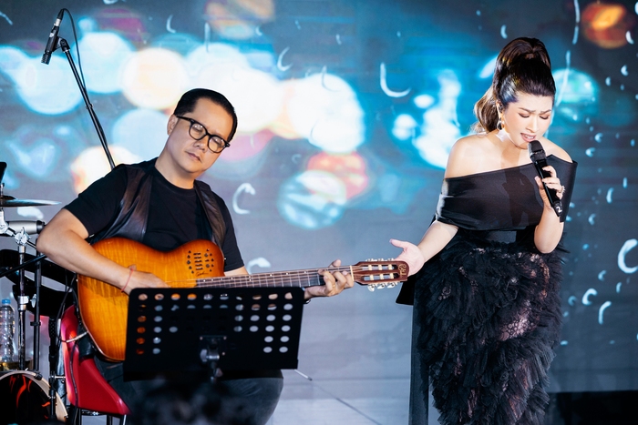 Nhạc sĩ Vĩnh Tâm cùng Nguyễn Hồng Nhung trong đêm nhạc tại Hà Nội