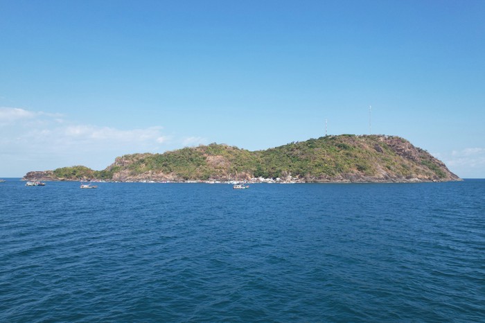 Vùng 5 Hải quân chở 130.000 lít nước ngọt đến đảo Hòn Chuối hỗ trợ người dân giữa mùa khô hạn- Ảnh 3.