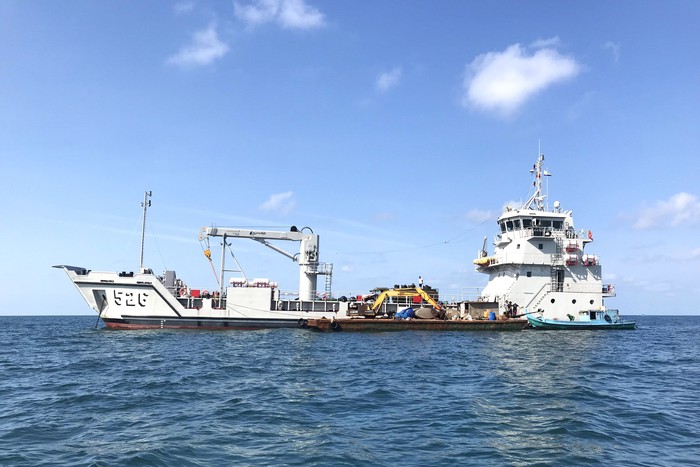 Vùng 5 Hải quân chở 130.000 lít nước ngọt đến đảo Hòn Chuối hỗ trợ người dân giữa mùa khô hạn- Ảnh 1.