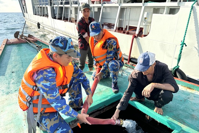Vùng 5 Hải quân chở 130.000 lít nước ngọt đến đảo Hòn Chuối hỗ trợ người dân giữa mùa khô hạn- Ảnh 2.