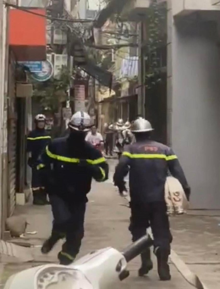 Hà Nội: Cháy nhà trên phố Đào Tấn, lực lượng cứu hoả nhanh chóng có mặt tại hiện trường
- Ảnh 2.