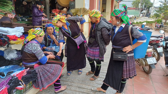 "Đầu ra" cho sản phẩm thổ cẩm của phụ nữ Mông ở Mù Cang Chải gặp khó- Ảnh 1.