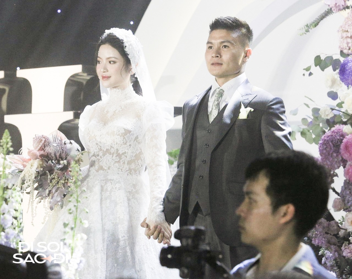Quang Hải có hành động tinh tế với Chu Thanh Huyền ở đám cưới, lộ biểu cảm căng thẳng trước họ nhà gái- Ảnh 5.