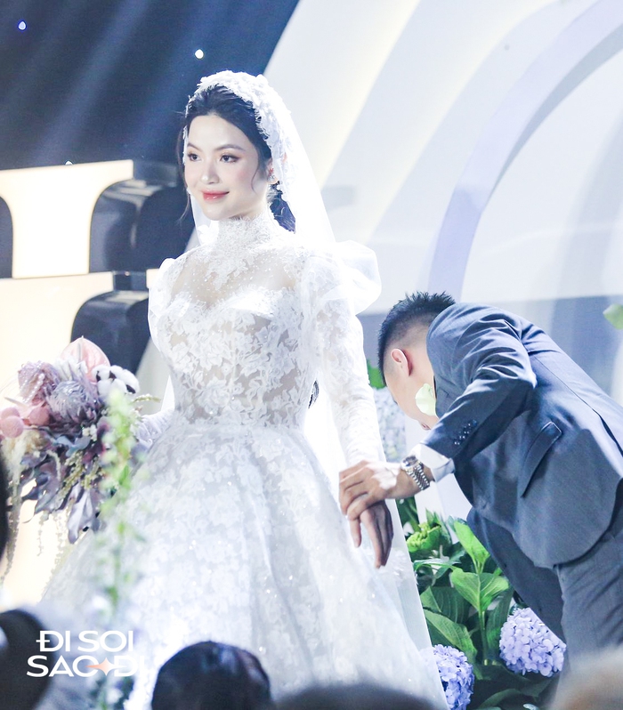 Quang Hải có hành động tinh tế với Chu Thanh Huyền ở đám cưới, lộ biểu cảm căng thẳng trước họ nhà gái- Ảnh 3.