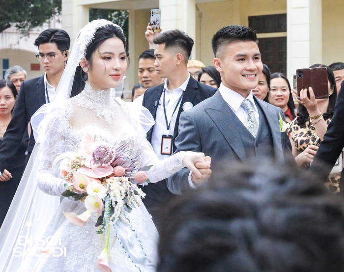 Quang Hải có hành động tinh tế với Chu Thanh Huyền ở đám cưới, lộ biểu cảm căng thẳng trước họ nhà gái- Ảnh 8.