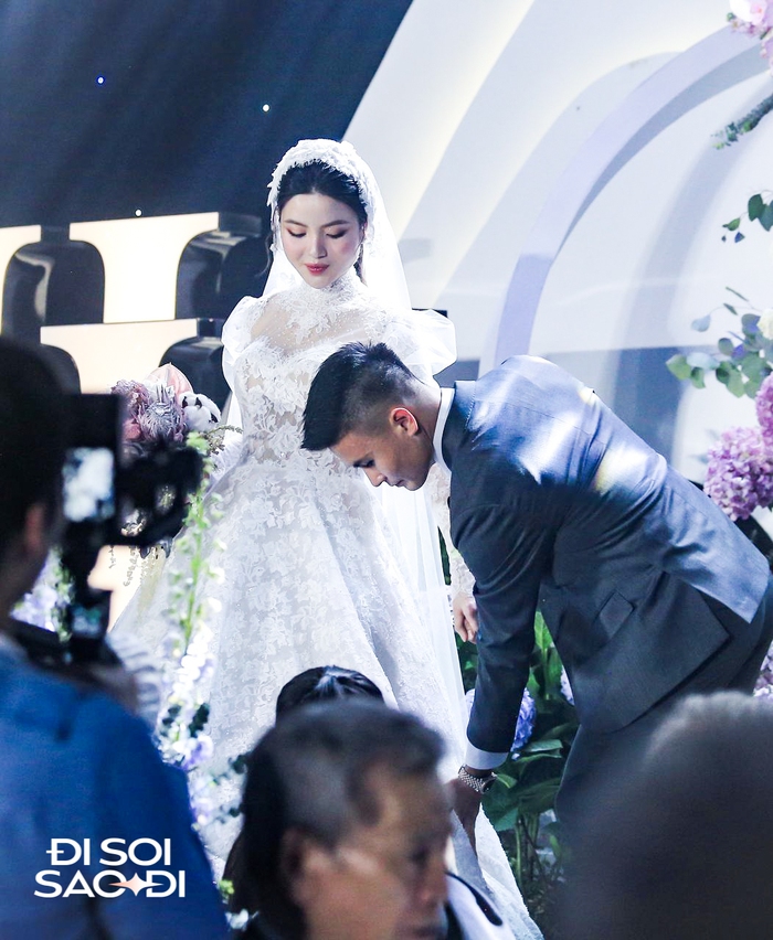 Quang Hải có hành động tinh tế với Chu Thanh Huyền ở đám cưới, lộ biểu cảm căng thẳng trước họ nhà gái- Ảnh 4.