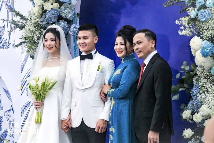 Toàn cảnh đám cưới Quang Hải và Chu Thanh Huyền: Dâu xinh rể xịn, ấn tượng nhất là chuyện mẹ chồng - nàng dâu- Ảnh 4.