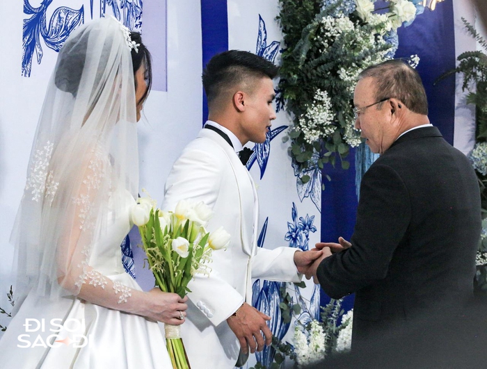Toàn cảnh đám cưới Quang Hải và Chu Thanh Huyền: Dâu xinh rể xịn, ấn tượng nhất là chuyện mẹ chồng - nàng dâu- Ảnh 6.