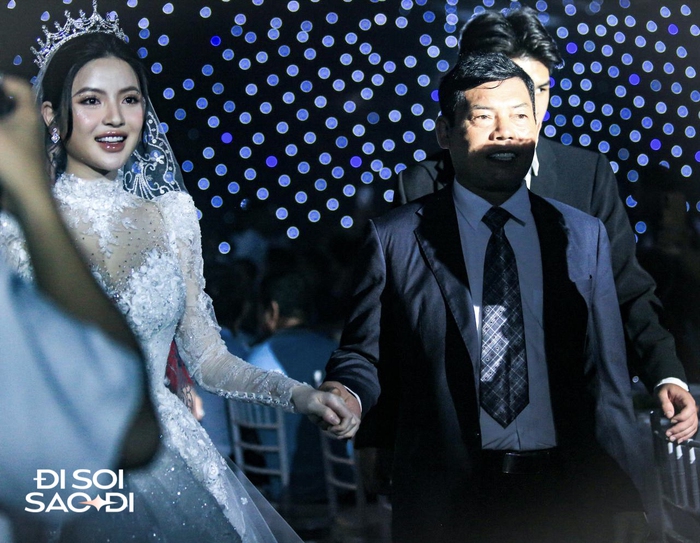 Toàn cảnh đám cưới Quang Hải và Chu Thanh Huyền: Dâu xinh rể xịn, ấn tượng nhất là chuyện mẹ chồng - nàng dâu- Ảnh 9.