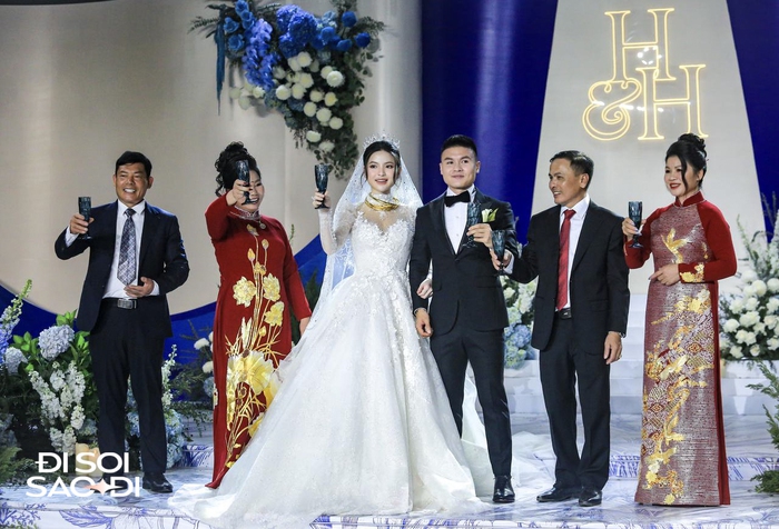 Toàn cảnh đám cưới Quang Hải và Chu Thanh Huyền: Dâu xinh rể xịn, ấn tượng nhất là chuyện mẹ chồng - nàng dâu- Ảnh 11.