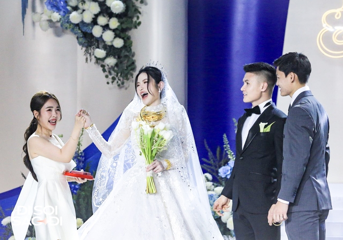 Toàn cảnh đám cưới Quang Hải và Chu Thanh Huyền: Dâu xinh rể xịn, ấn tượng nhất là chuyện mẹ chồng - nàng dâu- Ảnh 13.