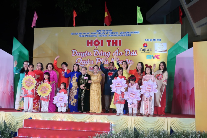 TPHCM: Phụ nữ Phú Nhuận đưa cả gia đình 3-4 thế hệ đi thi áo dài- Ảnh 2.