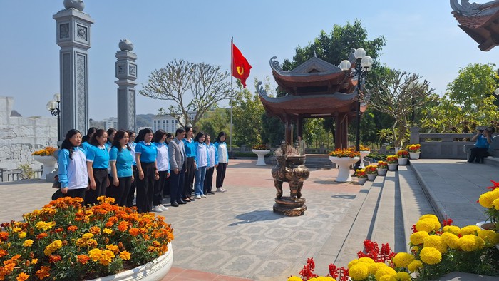 Đoàn công tác Hội LHPN Việt Nam dâng hương tưởng nhớ Bác Hồ và các Anh hùng, Liệt sĩ Nhà tù Sơn La- Ảnh 1.