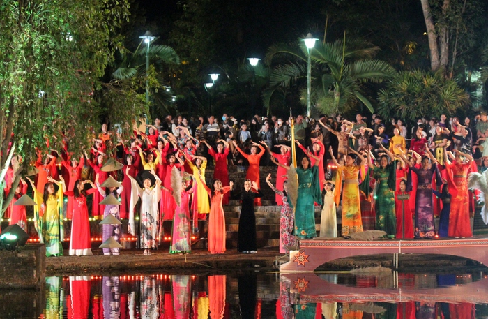 Gần 850 cán bộ, hội viên, phụ nữ Kon Tum tham gia trình diễn tại Đêm hội áo dài- Ảnh 1.