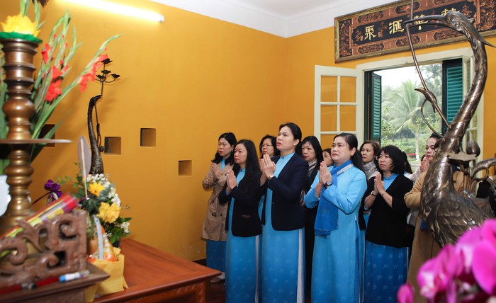 Đoàn đại biểu Hội LHPN Việt Nam viếng Lăng Chủ tịch Hồ Chí Minh, dâng hương tưởng nhớ Đại tướng Võ Nguyên Giáp- Ảnh 1.