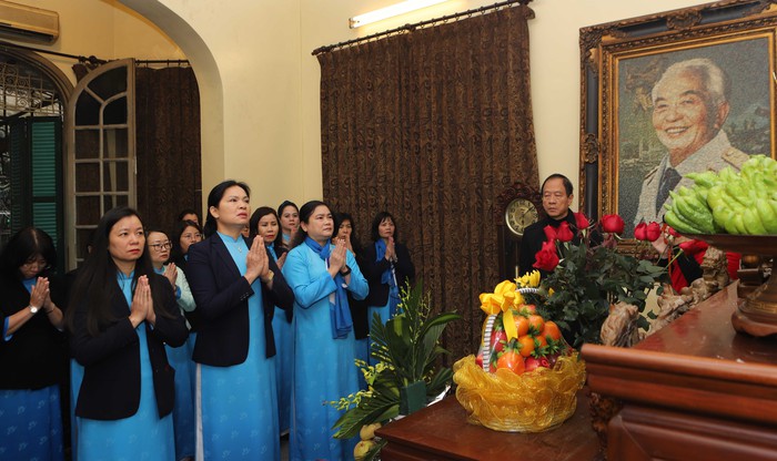 Đoàn đại biểu Hội LHPN Việt Nam viếng Lăng Chủ tịch Hồ Chí Minh, dâng hương tưởng nhớ Đại tướng Võ Nguyên Giáp- Ảnh 7.