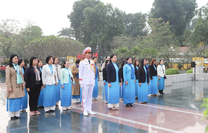 Đoàn đại biểu Hội LHPN Việt Nam viếng Lăng Chủ tịch Hồ Chí Minh, dâng hương tưởng nhớ Đại tướng Võ Nguyên Giáp- Ảnh 5.