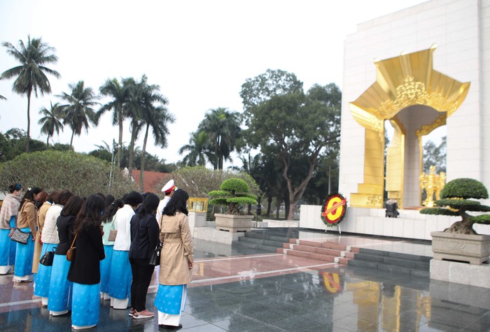 Đoàn đại biểu Hội LHPN Việt Nam viếng Lăng Chủ tịch Hồ Chí Minh, dâng hương tưởng nhớ Đại tướng Võ Nguyên Giáp- Ảnh 6.