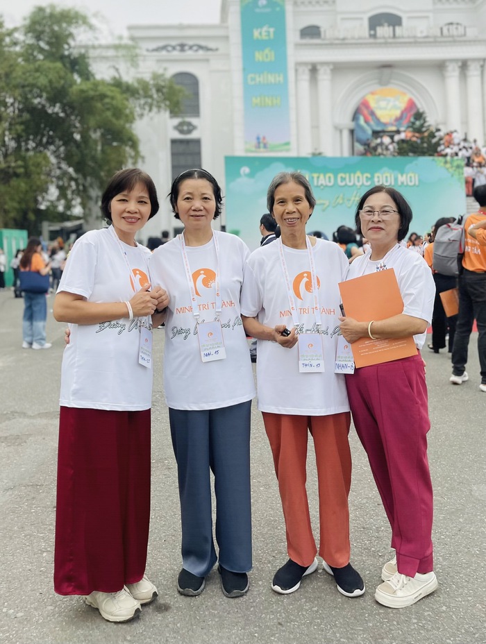 Bà Thoa (ngoài cùng bên trái) cùng các chị em hào hứng tham gia sự kiện
