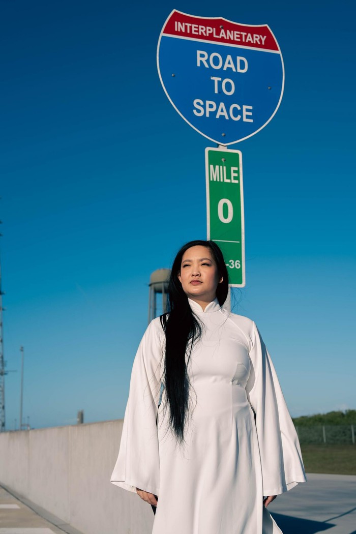 Amanda Nguyễn trở thành nữ phi hành gia gốc Việt đầu tiên bay vào không gian trên tàu Blue Origin, tự hào nói: "Tôi là người Việt Nam"- Ảnh 1.
