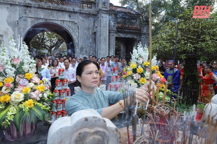 Đồng chí Hà Thị Nga, Ủy viên Trung ương Đảng, Chủ tịch Hội LHPN Việt Nam dâng hương kính cáo anh linh Anh hùng dân tộc Triệu Thị Trinh.