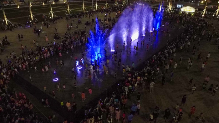 Ảnh: Sàn nhạc nước "khủng" ở Đà Nẵng thu hút ngàn người xem mỗi tối dù mới thử nghiệm- Ảnh 8.