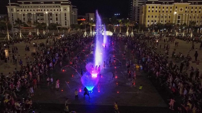 Ảnh: Sàn nhạc nước "khủng" ở Đà Nẵng thu hút ngàn người xem mỗi tối dù mới thử nghiệm- Ảnh 4.