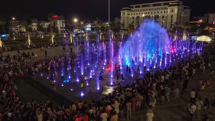 Ảnh: Sàn nhạc nước "khủng" ở Đà Nẵng thu hút ngàn người xem mỗi tối dù mới thử nghiệm- Ảnh 1.
