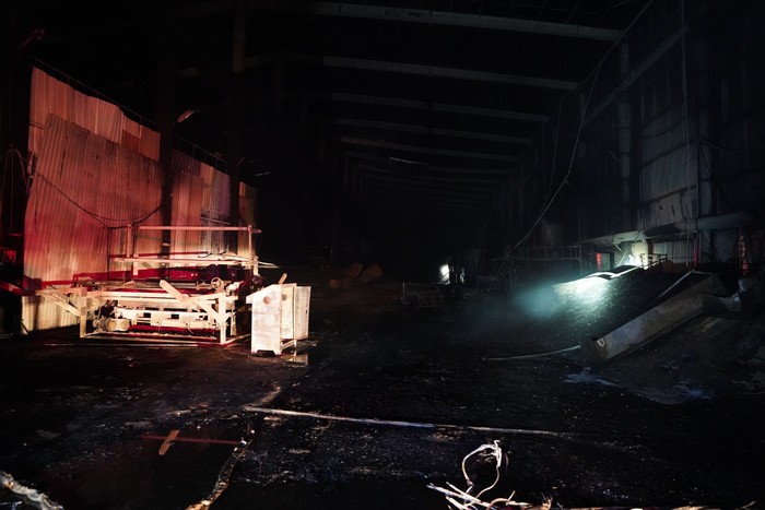 Cháy lớn tại khu công nghiệp, công nhân nháo nhào tháo chạy trong đêm- Ảnh 1.