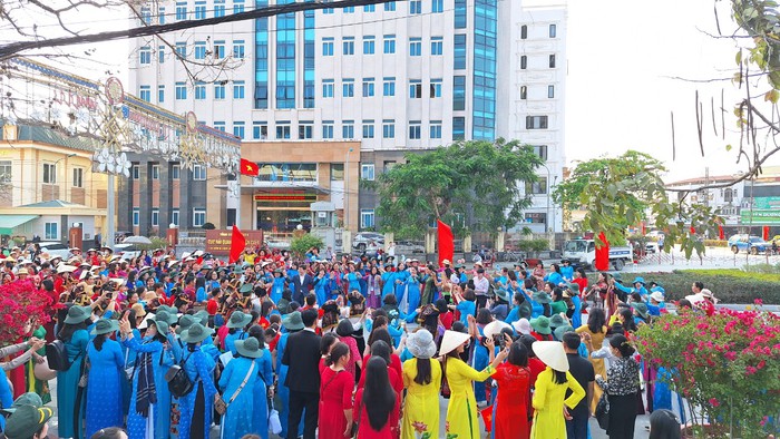 Gần 600 đại biểu phụ nữ cả nước diễu hành "Rực rỡ sắc màu Điện Biên"- Ảnh 13.